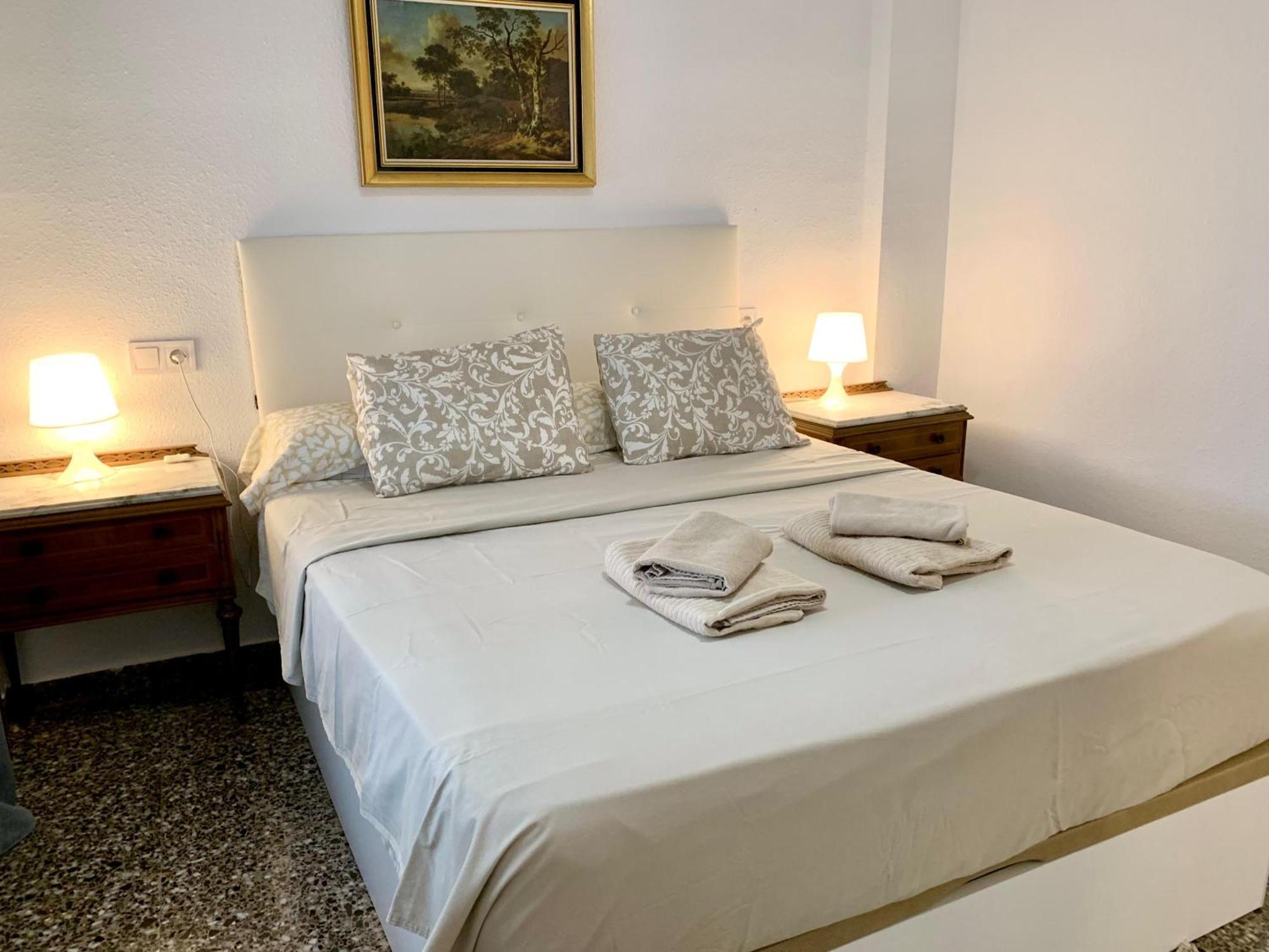 Centrally-Located, Spacious Flat At Historic Centre & Short Walk To Beach Alicante Exterior foto