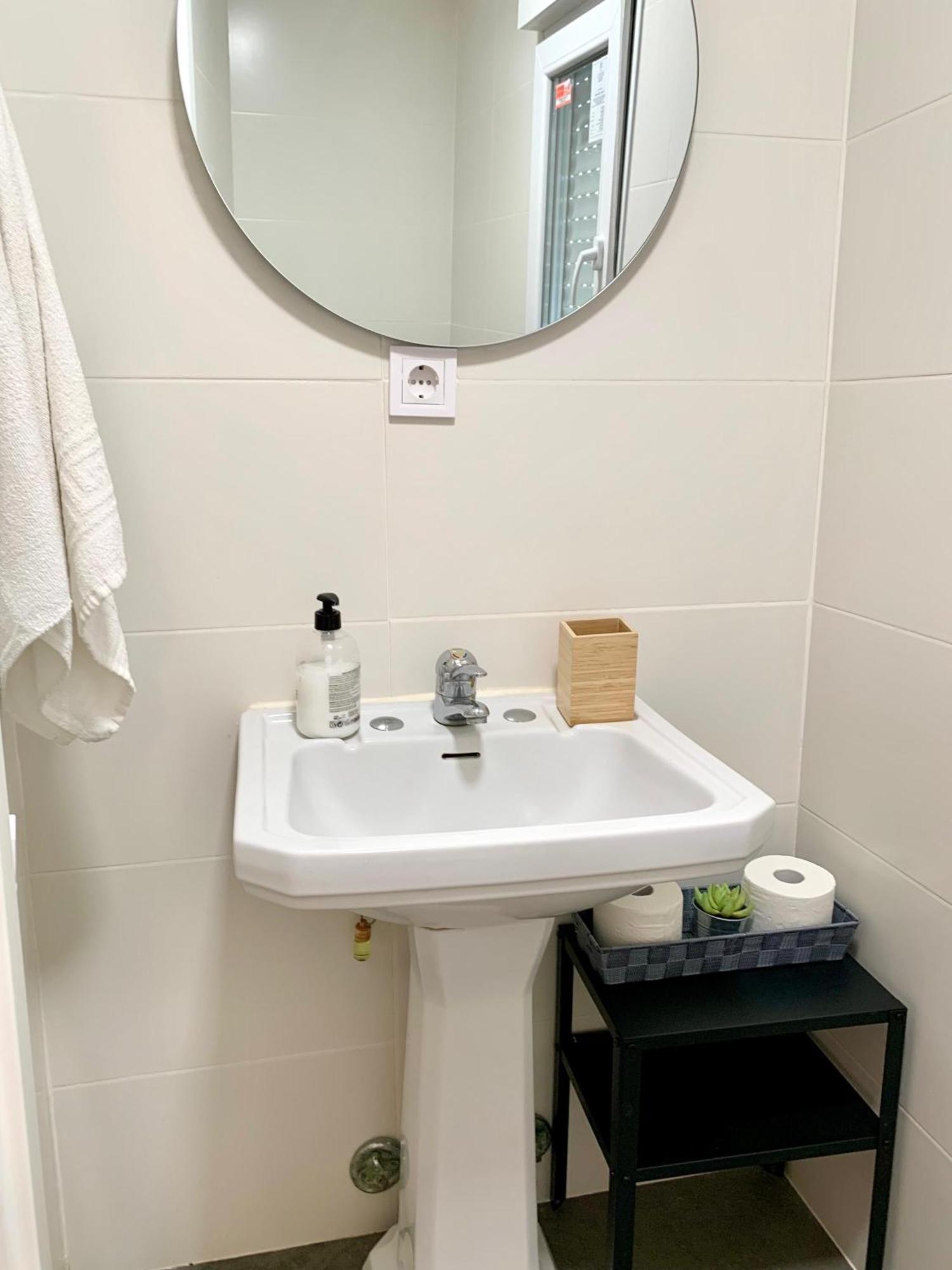 Centrally-Located, Spacious Flat At Historic Centre & Short Walk To Beach Alicante Exterior foto